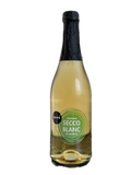Flasche Sante Secco Blanc, freigestellt auf weißem Hintergrund